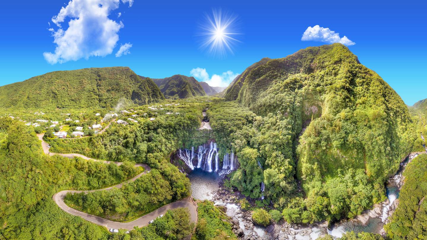 Vallée verdoyante et cascades de l'île de La Réunion, vue par drone