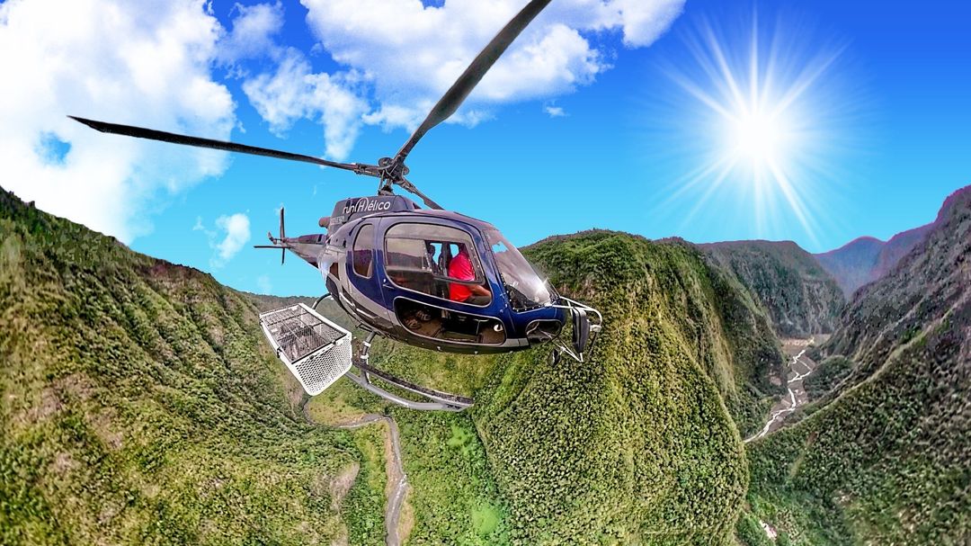 Hélicoptère au-dessus d'un cirque de La Réunion, prise de vue 360