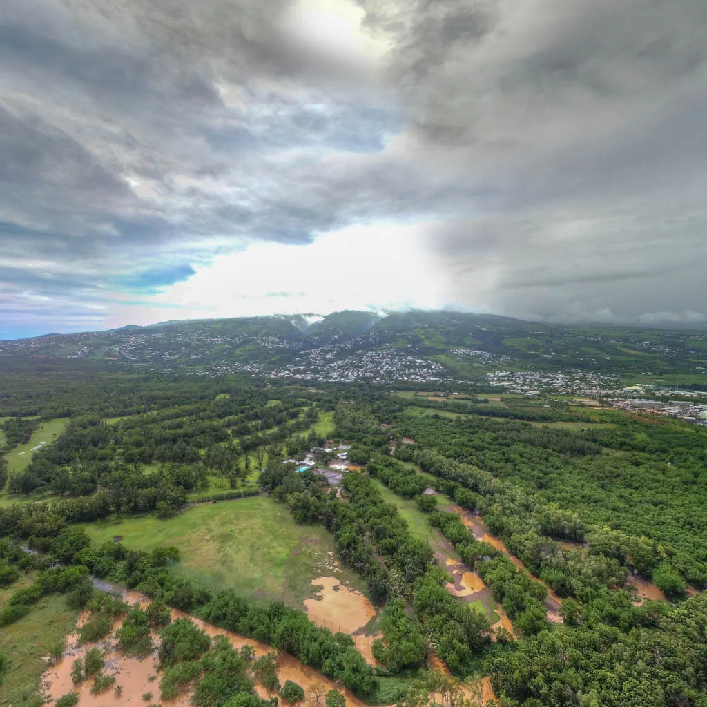 Vue du panorama : Fakir — la forêt cernée par les eaux